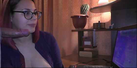 gamer girl does blowjob without being distracted from the game