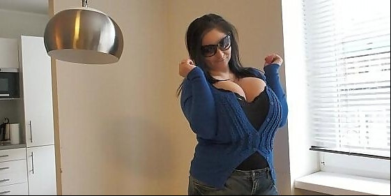 macromastia pose and shower