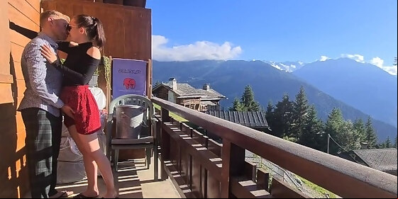 sans culotte sous sa jupe quand elle jardine naemyia